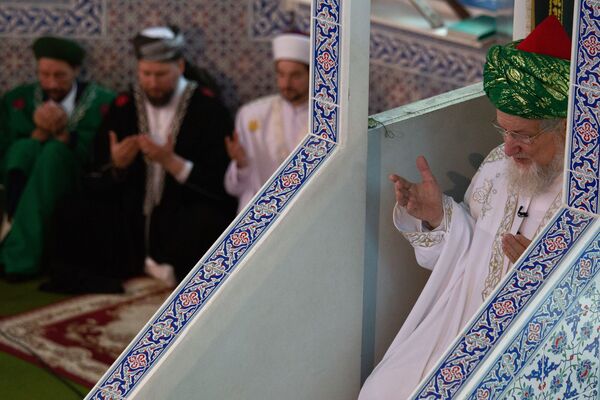 رهبر مفتیان روسیه در زمان اقامه نماز عید فطر در اوفا - اسپوتنیک ایران  