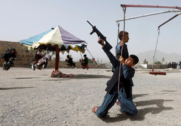 کودکان افغانی در حال بازی در جشن عید فطر در کابل - اسپوتنیک ایران  