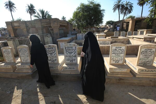 زنی در قبرستان بغداد در عید فطر - اسپوتنیک ایران  