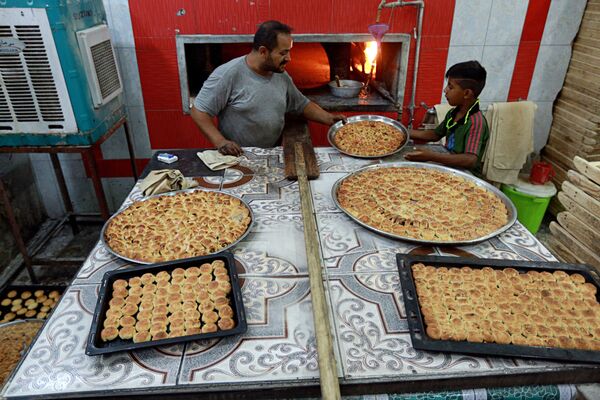 آماده کردن کلوچه برای جشن عید فطر در بغداد عراق - اسپوتنیک ایران  
