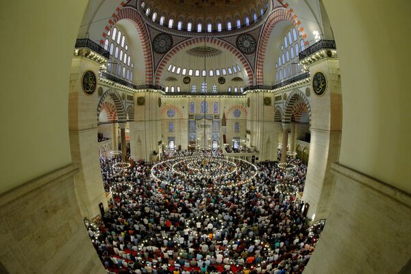 مسلمانان در حال اقامه نماز عید فطر در استانبول ترکیه - اسپوتنیک ایران  