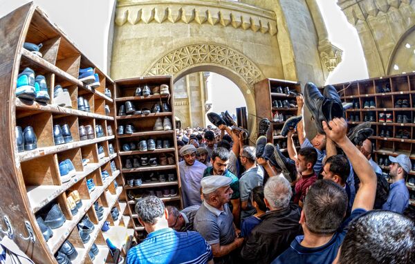 مسلمانان آذربایجانی کفش هایشان را قبل از ورود به مسجد در می آورند، باکو - اسپوتنیک ایران  