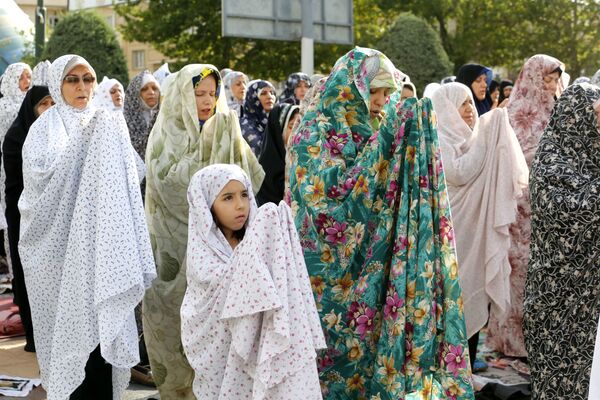 مسلمانان در حال اقامه نماز عید فطر در تهران - اسپوتنیک ایران  