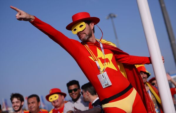 هوادار تیم ملی فوتبال اسپانیا قبل ازز آغاز بازی تیم های اسپانیا و پرتغال - اسپوتنیک ایران  