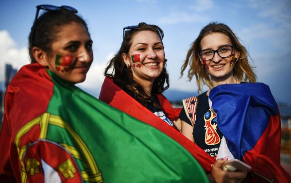 دنیا بر گونه های هواداران جام جهانی روسیه - اسپوتنیک ایران  