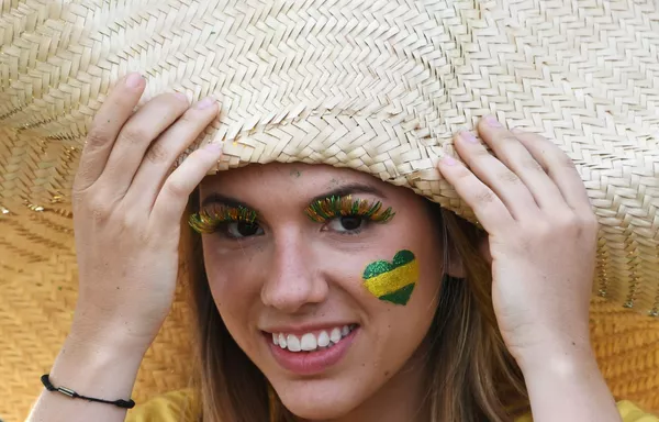 دنیا بر گونه های هواداران جام جهانی روسیه.هوادار برزیلی - اسپوتنیک ایران  