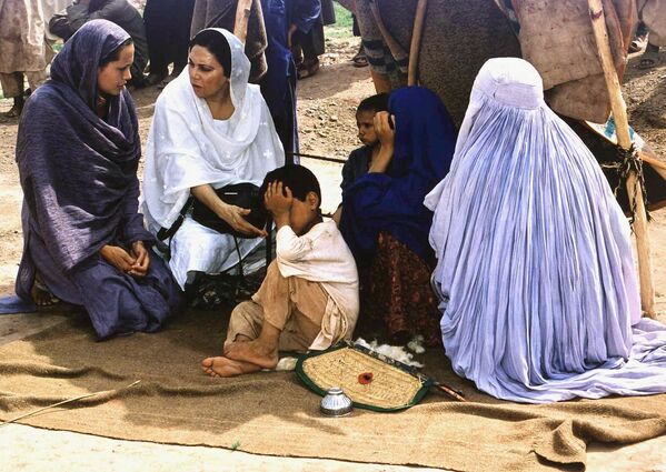آنجلینا جولی هنرپیشه و سفیر حسن نیت در اردوگاه پناهجویان افغانی در پاکستان - اسپوتنیک ایران  