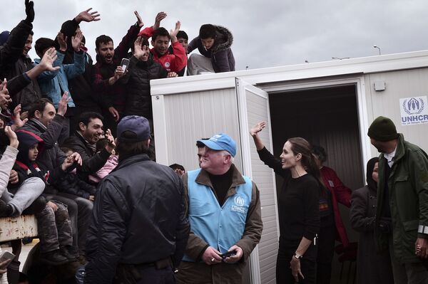 آنجلینا جولی هنرپیشه و سفیر حسن نیت در اردوگاه پناهجویان در یونان - اسپوتنیک ایران  