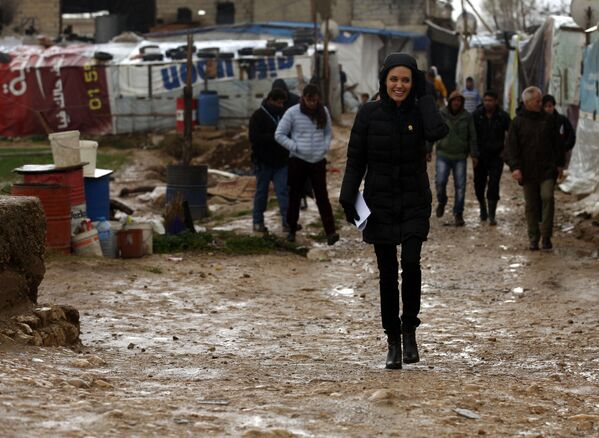 آنجلینا جولی هنرپیشه و سفیر حسن نیت در اردوگاه پناهجویان سوری در شمال اردن - اسپوتنیک ایران  