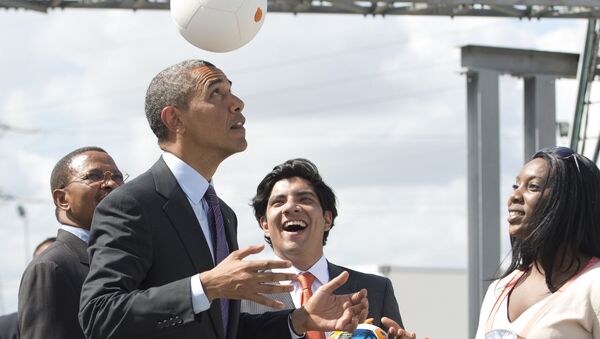 باراک اوباما رئیس جمهور آمریکا مشغول بازی فوتبال در تانزانیا در سال 2013 - اسپوتنیک ایران  