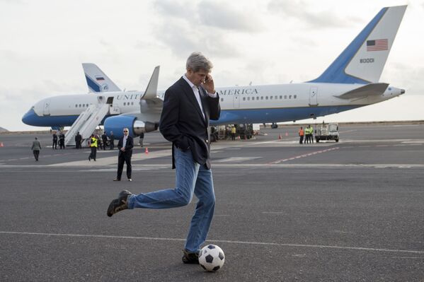 جان کری وزیر امور خارجه آمریکا مشغول بازی فوتبال در سال 2014 - اسپوتنیک ایران  