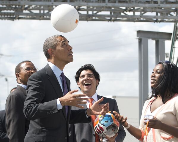باراک اوباما رئیس جمهور آمریکا مشغول بازی فوتبال در تانزانیا در سال 2013 - اسپوتنیک ایران  