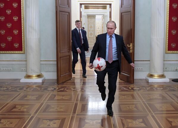 رئیس جمهور روسیه ولادیمیر پوتین با توپ فوتبال در کرملین - اسپوتنیک ایران  