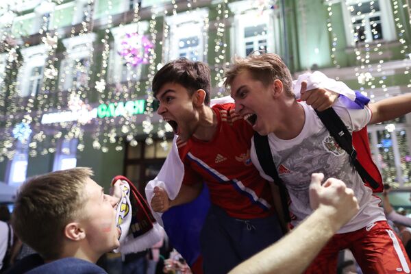 شادی مردم روسیه پس از پیروزی بر مصر در مسابقات جام جهانی 2018 روسیه - اسپوتنیک ایران  