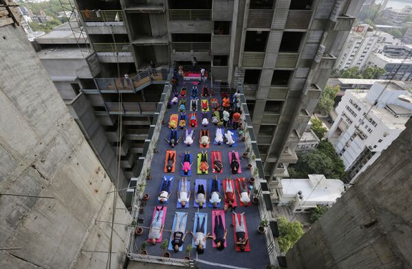 انجام ورزش یوگا در بین دو برج مسکونی بلند در احمد آباد هند - اسپوتنیک ایران  