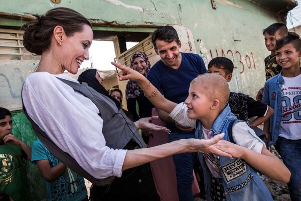 آنجلینا جولی، بازیگر آمریکایی و سفیر حسن نیت سازمان ملل در هنگام دیدار با فالاک 8 ساله در موصل - عراق - اسپوتنیک ایران  