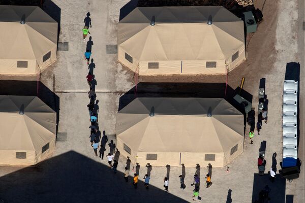 کودکان مهاجرین جدا از والدین خود در یک اردوگاه در مرز مکزیک و ایالت تگزاس د - اسپوتنیک ایران  