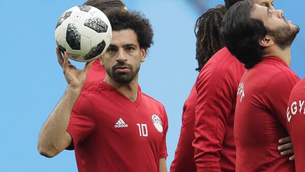 Egypt's Mohamed Salah, left, plays with the ball during Egypt's official training on the eve of the group A match between Russia and Egypt at the 2018 soccer World Cup in the St. Petersburg stadium in St. Petersburg, Russia, Monday, June 18, 2018 - اسپوتنیک ایران  
