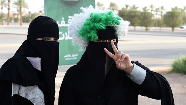 زنان عربستانی برای اولین بار پشت فرمان اتومبیل هایشان+فیلم - اسپوتنیک ایران  