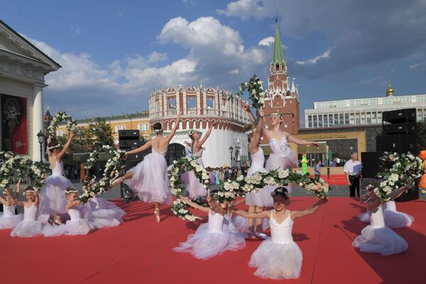 اجرای نمایش توسط هنرمندان قبل از آغاز مراسم «فارغ التحصیلی-۲۰۱۸» در مسکو - اسپوتنیک ایران  