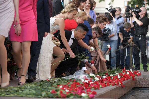 فارغ التحصیلان در حال اهدای گل به مقبره سربازان گمنام در مسکو - اسپوتنیک ایران  