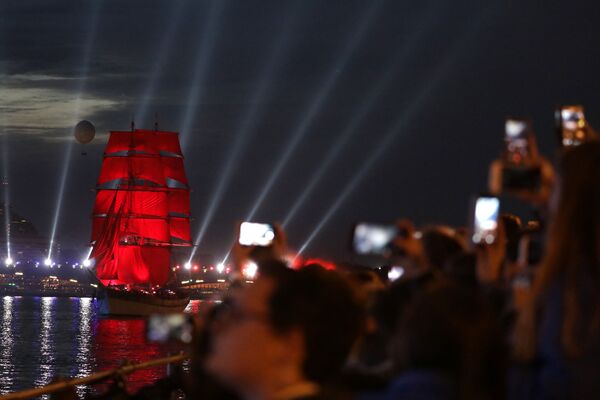 قایق Tre Kronor  با بادبان قرمز در جشن « قایق قرمز» به مناسبت فارغ التحصیلی دانش آموزان در سن پترزبورگ - اسپوتنیک ایران  