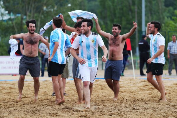مسابقه دوستانه بین طرفداران آرژانتین و کرواسی - اسپوتنیک ایران  