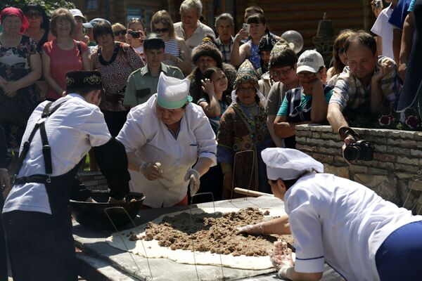 آشپزها در حال پخت کلوچه 6 کیلوگرمی در جشن « سابانتوی» کازان - اسپوتنیک ایران  