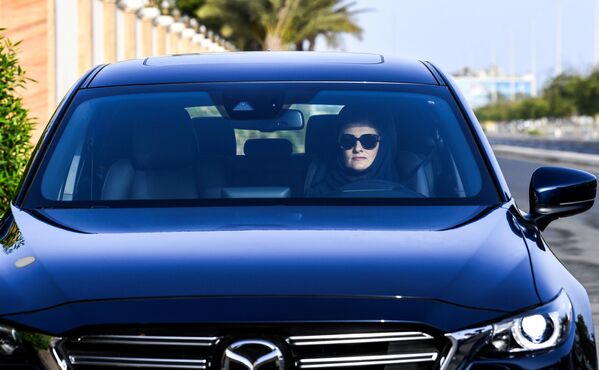 زنی در حال رانندگی در عربستان سعودی - اسپوتنیک ایران  