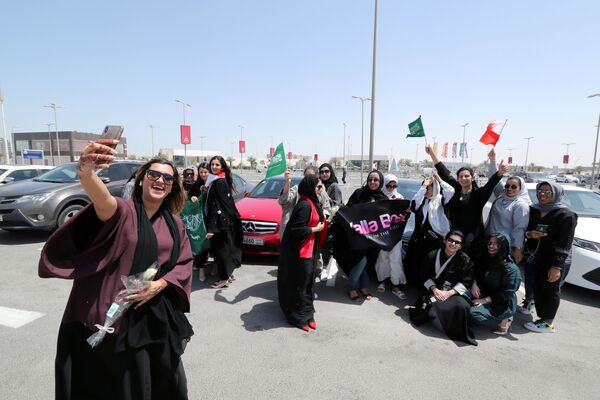 زنان بحرینی و سعودی در حال سلفی گرفتن کنار اتومبیل های خود - اسپوتنیک ایران  