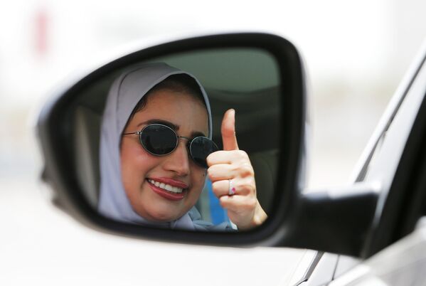زنی در حال رانندگی در عربستان سعودی - اسپوتنیک ایران  