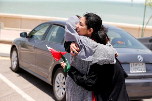زنان به همدیگر برای لغو قانون منع رانندگی برای زنان در عربستان سعودی تبریک می گویند - اسپوتنیک ایران  