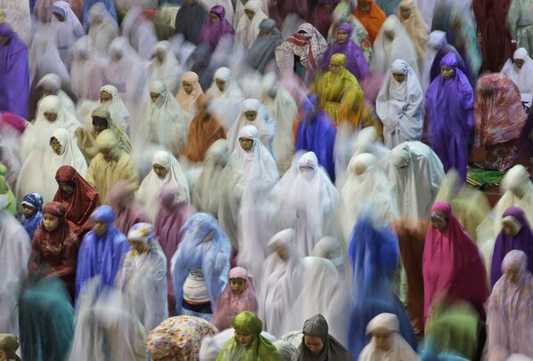 زنان مسلمان جاکارتا پس از نماز - اسپوتنیک ایران  