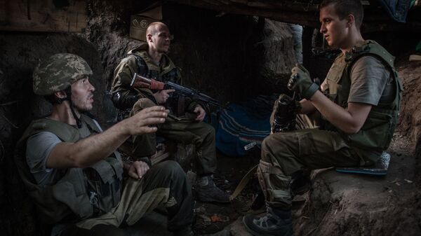 Бойцы ополчения в расположении бригады под поселком Марьинка в Донецкой области - اسپوتنیک ایران  