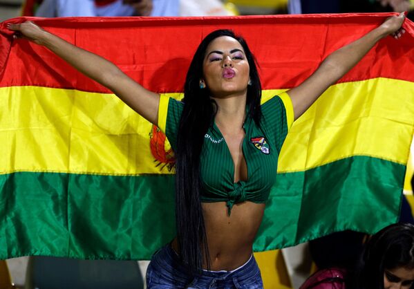 طرفدار تیم  بولیوی  قبل از آغاز مسابقه فوتبال بین مکزیک و بولیوی - اسپوتنیک ایران  
