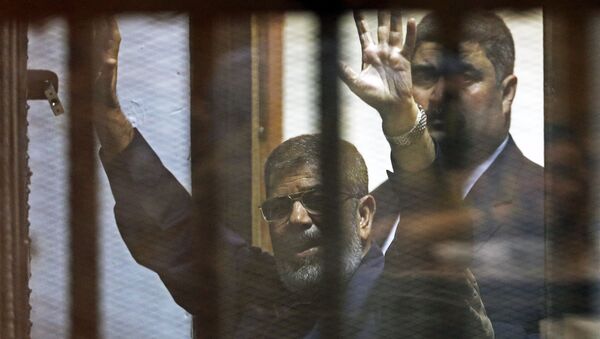 Свергнутый президент Египта Мухаммед Мурси в здании суда в Каире - اسپوتنیک ایران  