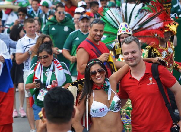 هواداران تیم ملی مکزیک قبل از مسابقه بین کره جنوبی و مکزیک - اسپوتنیک ایران  