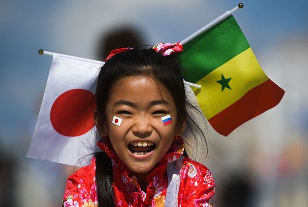 دختر بچه قبل از بازی بین تیم های ژاپن و سنگال در یکاترینبورگ - اسپوتنیک ایران  