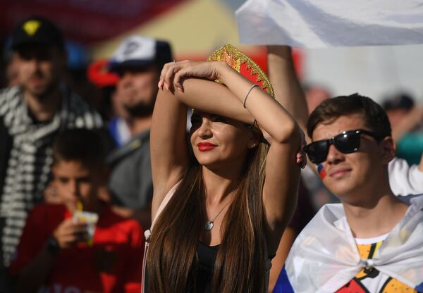 هواداران در حال دیدن بازی بین تیم های اروگوئه و روسیه - اسپوتنیک ایران  