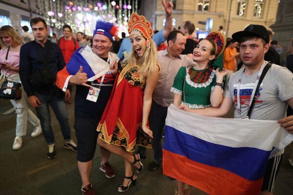 خوشحالی هواداران تیم ملی روسیه پس از برد تیمشان مقابل مصر - اسپوتنیک ایران  