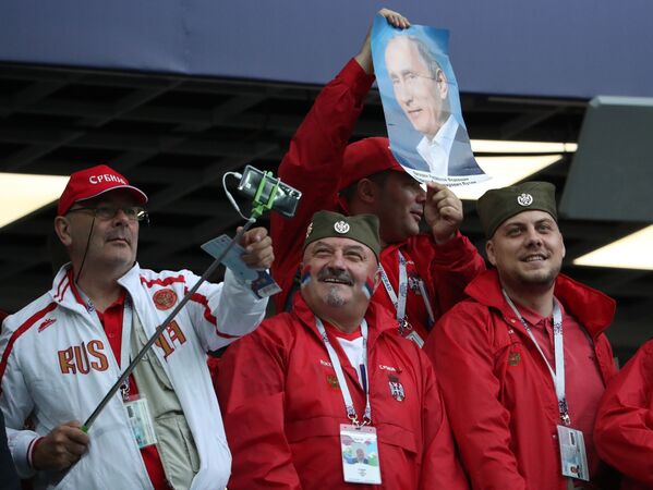 طرفدارن فوتبال صربستان در حالیکه علاقه خود را به پوتین نشان می دهند - اسپوتنیک ایران  