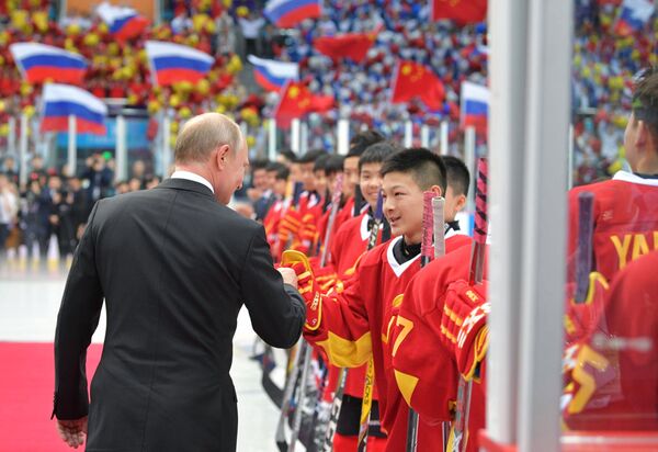 ولادیمیر پوتین رئیس جمهور روسیه در زمان بازی دوستانه تیم های هاکی - اسپوتنیک ایران  
