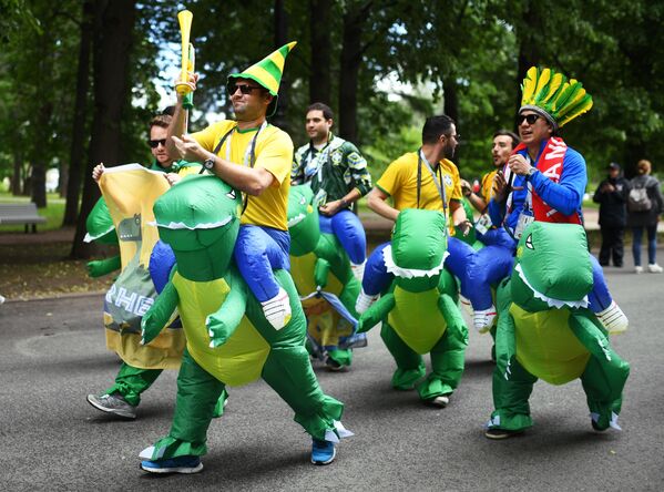 هواداران تیم ملی فوتبال برزیل قبل از بازی با کوستاریکا - اسپوتنیک ایران  
