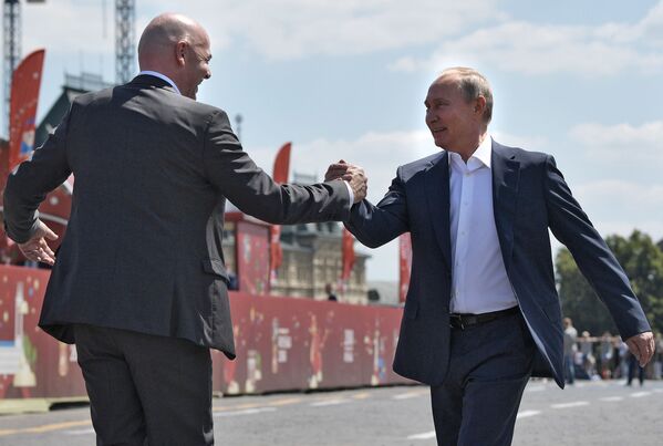رئیس جمهور روسیه ولادیمیر پوتین و رئیس فیفا جانی اینفانتینو در میدان سرخ مسکو - اسپوتنیک ایران  
