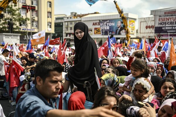 مردم در حال گوش دادن به سخنرانی رجب طیب اردوغان در آستانه انتخابات ریاست جمهوری ترکیه - اسپوتنیک ایران  