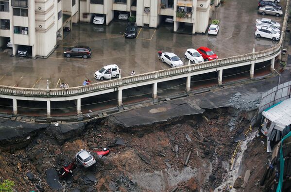 خراب شدن پارکینگ ماشین به خاطر باران های شدید در بمبئی - اسپوتنیک ایران  