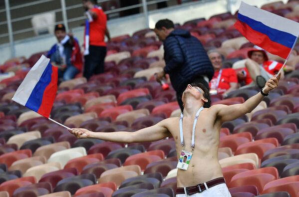 هواداران پیروزی تیم روسیه در بازی با تیم اسپانیا در مسابقات جام جهانی 2018را جشن گرفتند - اسپوتنیک ایران  