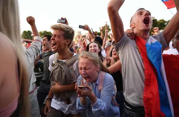 هواداران پیروزی تیم روسیه در بازی با تیم اسپانیا در مسابقات جام جهانی 2018را جشن گرفتند - اسپوتنیک ایران  