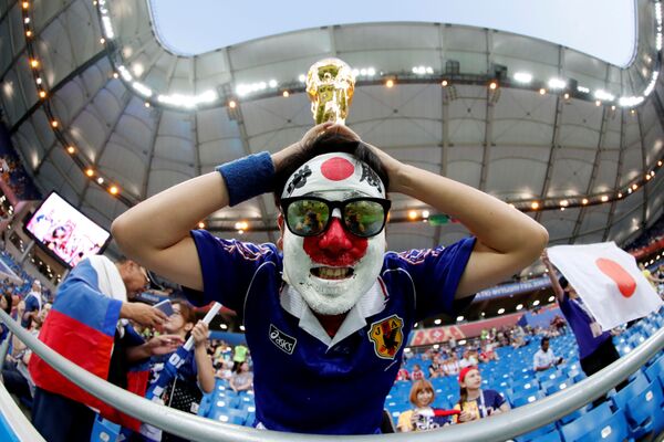 هوادار تیم ملی ژاپن در حال تماشای مسابقه با بلژیک - اسپوتنیک ایران  