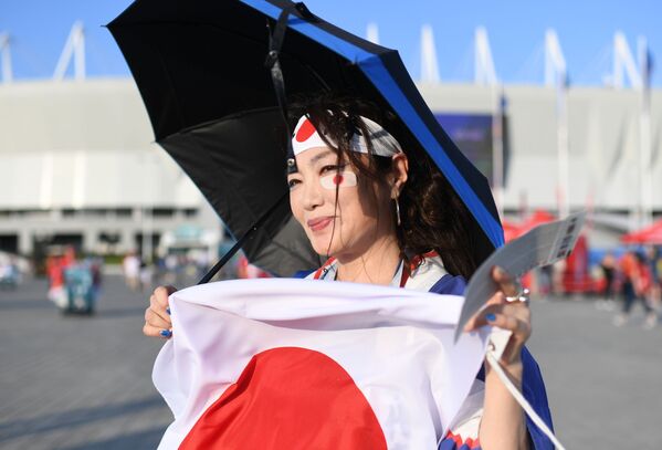 هوادار تیم ملی ژاپن قبل از مسابقه با بلژیک - اسپوتنیک ایران  